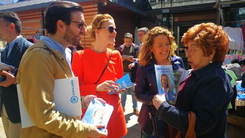 La candidata a la presidencia del Principado por el PP, Teresa Mallada, junto a la candidata a la Alcald�a de Avil�s, Esther Llamazares, visita el mercado de la plaza de los Hermanos Orb�n