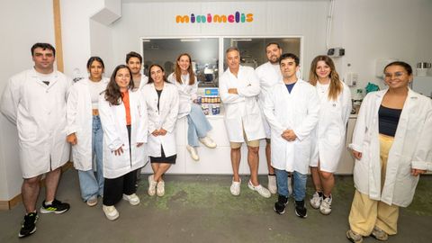 Mercedes Toscano y Jorge Nez, en el centro de la imagen, junto a parte de su equipo.