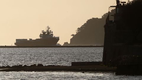 El Ocean Viking llegando al puerto de Tol�n, cerca de Marsella