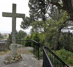 El monte de A Pastora est� coronado por una cruz de piedra. 