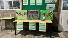 Imagen de archivo de un punto de recogida de donaciones para el Mercado Solidario instalado en los pasillos del IES Rosal�a de Castro en pasadas ediciones.