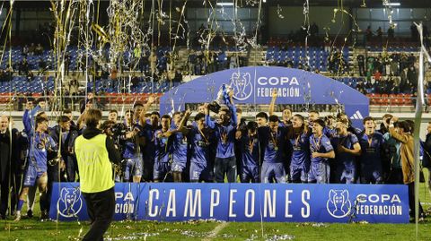 Los jugadores y cuerpo tcnico del Ourense CF levantando el trofeo de la Copa Federacin en O Couto.