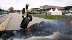 Barricadas a la entrada de la f�brica, donde este s�bado se concentran trabajadores y quienes los apoyan