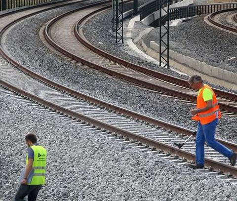 <span lang= es-es >Inspecci�n de la curva de A Grandeira</span>. T�cnicos del ADIF inspeccionaron y cotejaron datos en la curva donde se produjo el accidente para el informe que deber�n presentar al juez.