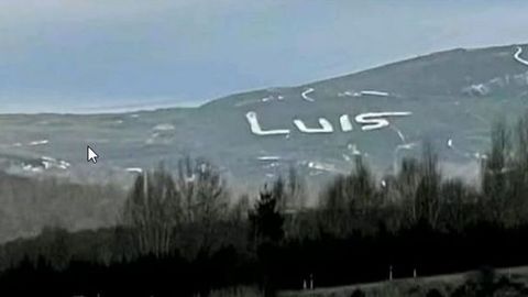 Imagen que se puede ver desde la autov�a de uno de los desbroces con forma de Luis en las laderas de Sanabria