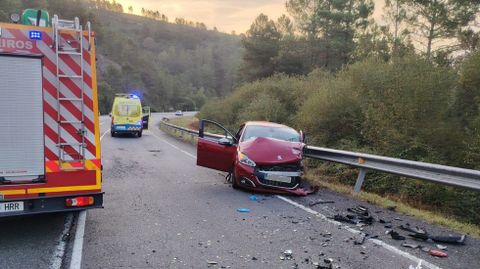 Los dos coches implicados en el accidente sufrieron grandes destrozos en su parte frontal