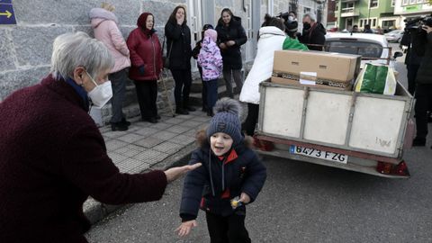 Una vecina de Castroverde entregndole un regalo al nio