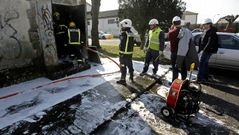 Agentes de bomberos tratan de sofocar el incendio en el transformador en un edificio de Fingoi