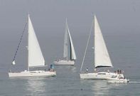 Imagen de veleros por la costa de A Mari�a.
