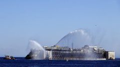 El Costa Concordia navega rumbo Gnova