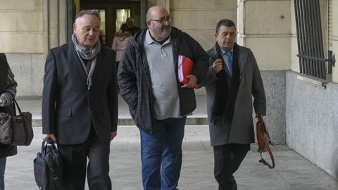 Juan Francisco Trujillo, en el centro, con sus abogados