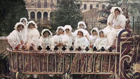 Carroza de Carnaval con ni�as disfrazadas de la Rollona. Se trata de una imagen tomada en 1915 en la calle Santa Susana, con el Hospital Manicomio Provincial de fondo