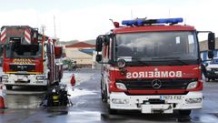 Foto de archivo de dos veh�culos de los bomberos de Barreiros