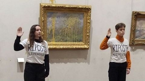 Las dos activista, junto al cuadro que atacaron