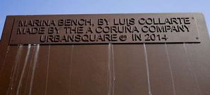 Los bancos del Parrote vienen coronados por la firma del arquitecto que los dise��, Luis Collarte, en placas escritas en ingl�s. 