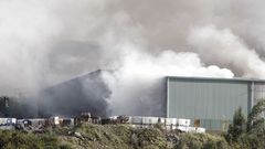 Bomberos de Ferrol y O Eume tratan de sofocar un incendio en una nave de Sogarisa