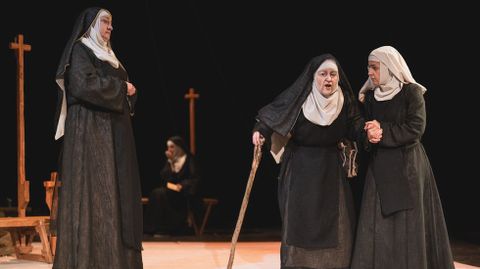 Rebeca Montero, no centro, no seu papel de sor Elvira