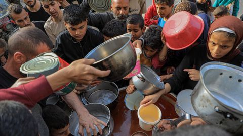Reparto de comida en la ciudad gazat� de Rafah