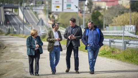 El alcalde de Caldas, Jacobo P&eacute;rez, con el secretario xeral del PSdeG, Jos&eacute; Ram&oacute;n G&oacute;mez Besteiro, y dos concejales, este mi&eacute;rcoles en A Volta da Pedra, en Saiar