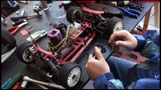 Un hombre monta un vehculo de automodelismo.