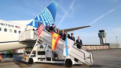 Representantes de AENA y United Airlines, este jueves durante la inauguraci�n del vuelo entre Nueva York y Santiago. 