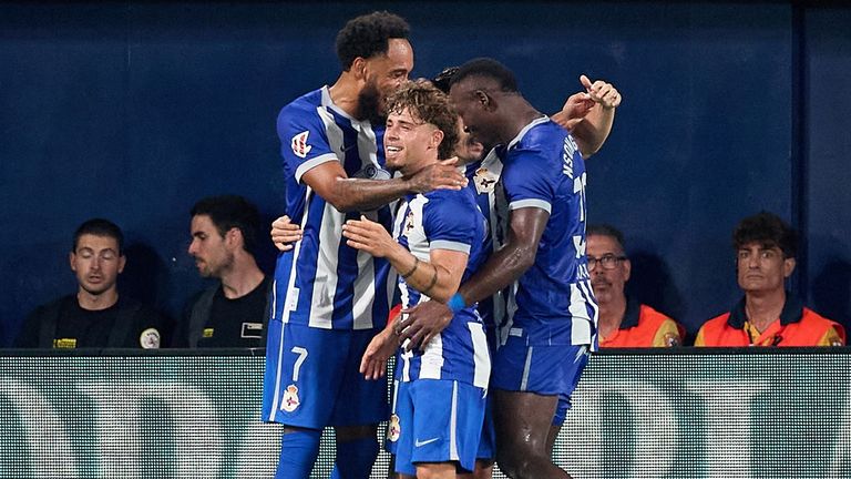 Los jugadores del Deportivo celebran el gol de Luismi Cruz ante el Villarreal.