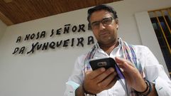 Manuel Cachaldora, popularmente conocido como el cura de los fulares, y que fue elegido para formar parte del libro 300 galegos con estilo, haciendo uso del mvil  con el que comparte numerosas fotos de las actividades de su parroquia en Facebook.