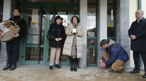 La escritora Marica Campo, Rebeca Fern�ndez y el alcalde de O Incio, en el momento en que un trabajador prepara el lugar para el adoqu�n con los datos Casto Fern�ndez