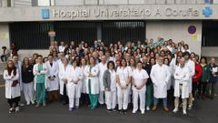 Parte de los profesionales del Chuac, donde se confirm el primer caso de covid en Galicia, fotografiados cinco aos despus ante la puerta del hospital ms afectado por la pandemia.