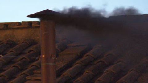 El humo negro sale de la chimenea del Vaticano en la primera fumata para elegir al nuevo papa