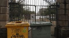 Una de las puertas del Xardn do Poso apareci con contenedores bloqueando el acceso.