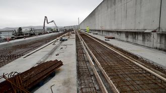 Trabajos de instalaci�n de las v�as del tren en el puerto exterior de A Coru�a