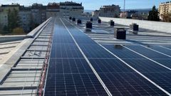 Exemplo de paneis fotovoltaicos colocados sobre un tellado de grandes dimensins