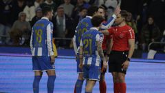 Jos� �ngel le recrimina una decisi�n a Carlos Mu�iz Mu�oz durante el D�por-Racing.