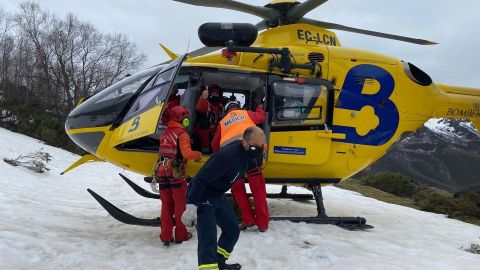 Momento del rescate de la senderista herida
