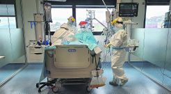 Momento en el que dos m�dicas de la uci intuban a un paciente con coronavirus