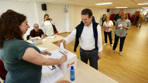 Primarias del PSOE. El alcalde de Vigo, Abel Caballero, votando