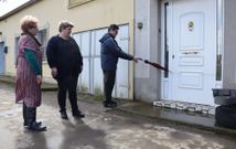Los vecinos muestran el nivel hasta el que subi� el agua en el Mu��o do Quinto. 