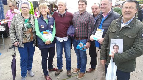 Paloma G�zquez hace campa�a en el mercado de Posada de Llanes