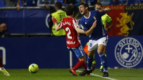 Acci�n entre Guille Rosas y Borja S�nchez previa a la tangana en el derbi entre Real Oviedo y Sporting