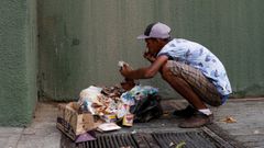 Un hombre se alimenta de desechos en Caracas
