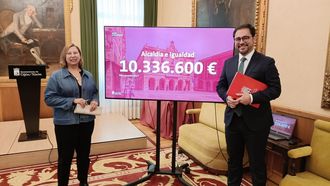 El director general de Alcald�a y Proyectos de Ciudad del Ayuntamiento de Gij�n, Jaime Fern�ndez-Pa�no, junto a la directora general de Igualdad, Goretti Avello