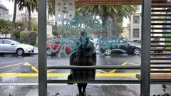 Una pasajera en la parada de bus de Entrejardines, en A Coruña