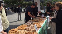 Los pontevedreses degustaron la reposter�a tradicional de Melide en la praza da Ferrer�a.