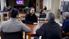 Yoel Su�rez, t�cnico social de Hogar Sor Eusebia, con algunos de los usuarios