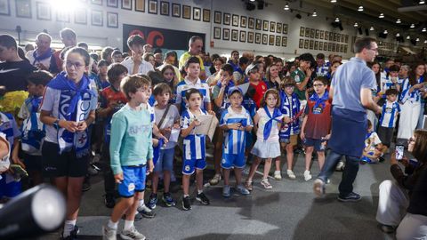 Decenas de ni�os y adolescentes se acercaron al Museo Santiago Rey Fern�ndez-Latorre para presenciar el acto.