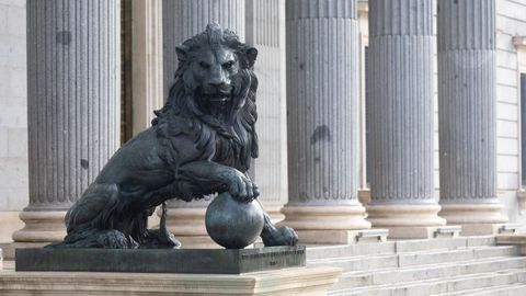 Imagen de uno de los leones de la fachada principal del Congreso de los Diputados.