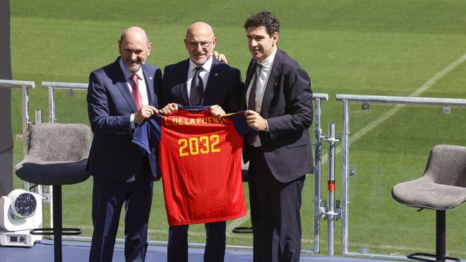 Rafael Louz�n y Karanka posan junto a Luis de la Fuente, que renueva como seleccionador de Espa�a hasta el 2032.