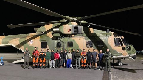 Tripulantes del Nuevo Salmón, de A Guarda, con la dotación del helicóptero que los recogió de un mercante y los trasladó a Ponta Delgada, en la isla de San Miguel