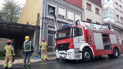 Momento en que los bomberos y la Polic�a Local de Chantada entran en la casa en la que viv�an las dos mujeres